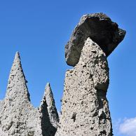 Piramiden van Euseigne in Wallis, Zwitzerland. De piramides worden gevormd omdat de rotsblokken van harde rots de zachte onderliggende laag beschermt voor erosie.
<BR><BR>Zie ook www.arterra.be</P>